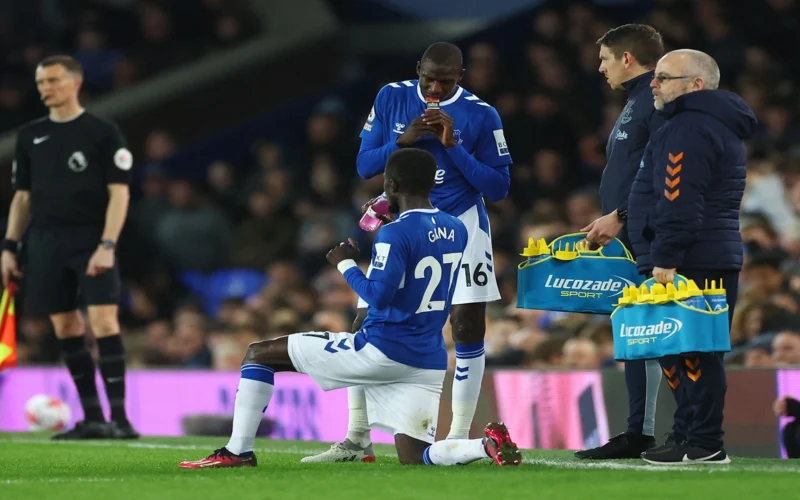 الدوري الإنجليزي يقرر إيقاف المباريات للسماح للاعبين الصائمين بالإفطار خلال شهر رمضان